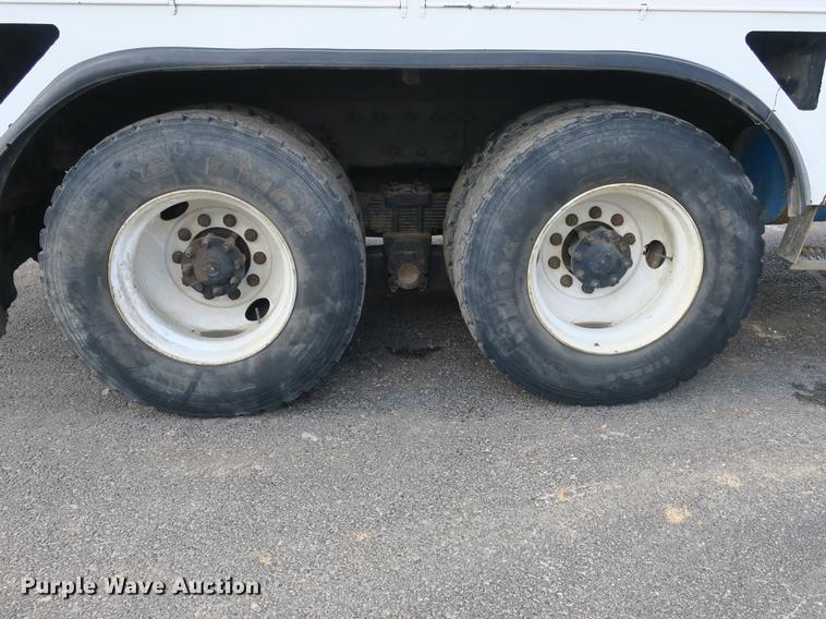 image for item DB8849 2004 International 7400 digger derrick truck