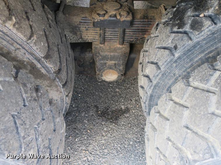 image for item DB8849 2004 International 7400 digger derrick truck