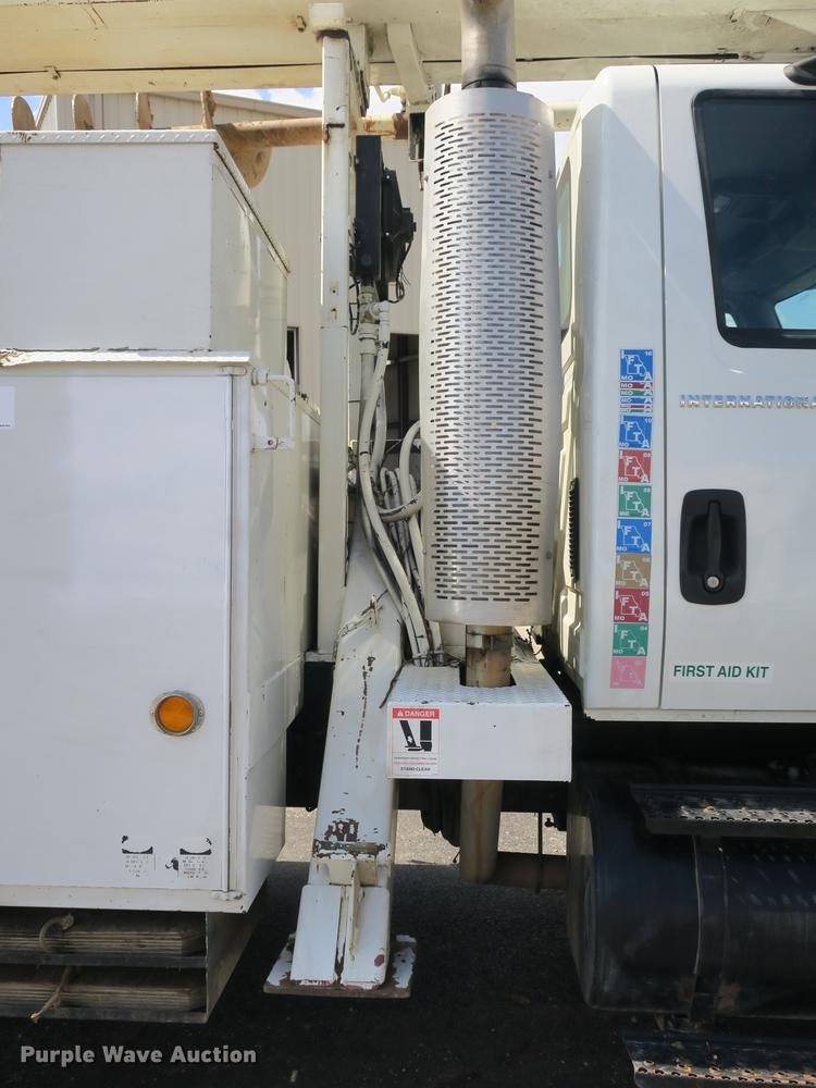 image for item DB8849 2004 International 7400 digger derrick truck