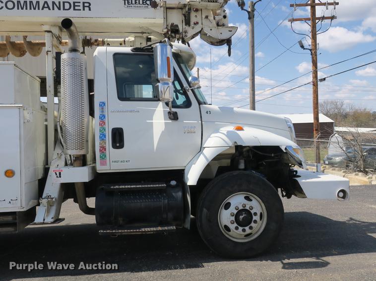 image for item DB8849 2004 International 7400 digger derrick truck