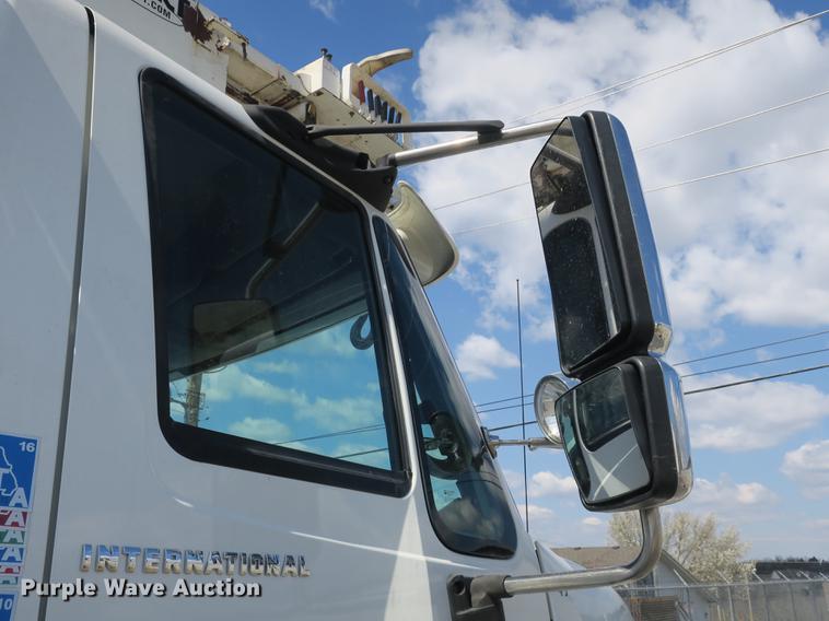 image for item DB8849 2004 International 7400 digger derrick truck