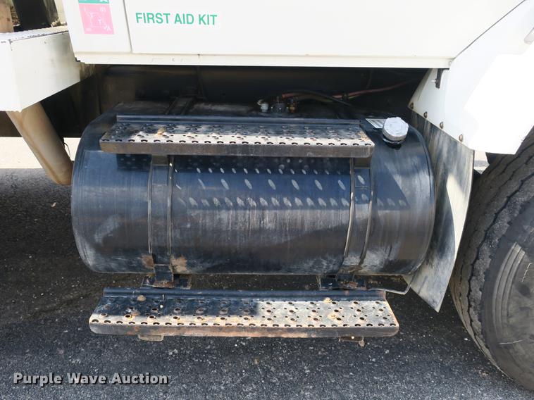 image for item DB8849 2004 International 7400 digger derrick truck