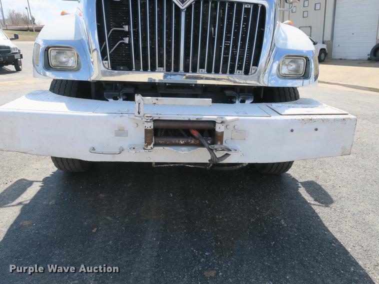 image for item DB8849 2004 International 7400 digger derrick truck