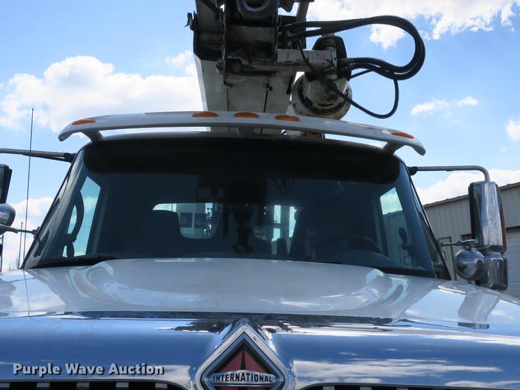 image for item DB8849 2004 International 7400 digger derrick truck