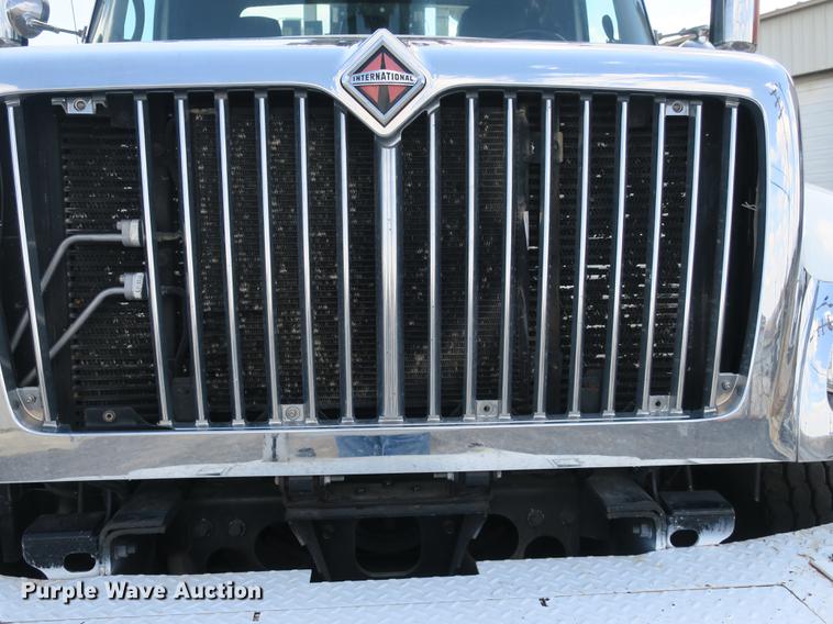 image for item DB8849 2004 International 7400 digger derrick truck