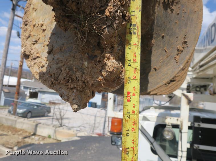 image for item DB8849 2004 International 7400 digger derrick truck