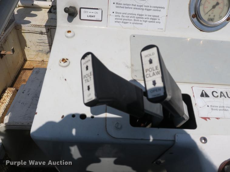 image for item DB8849 2004 International 7400 digger derrick truck