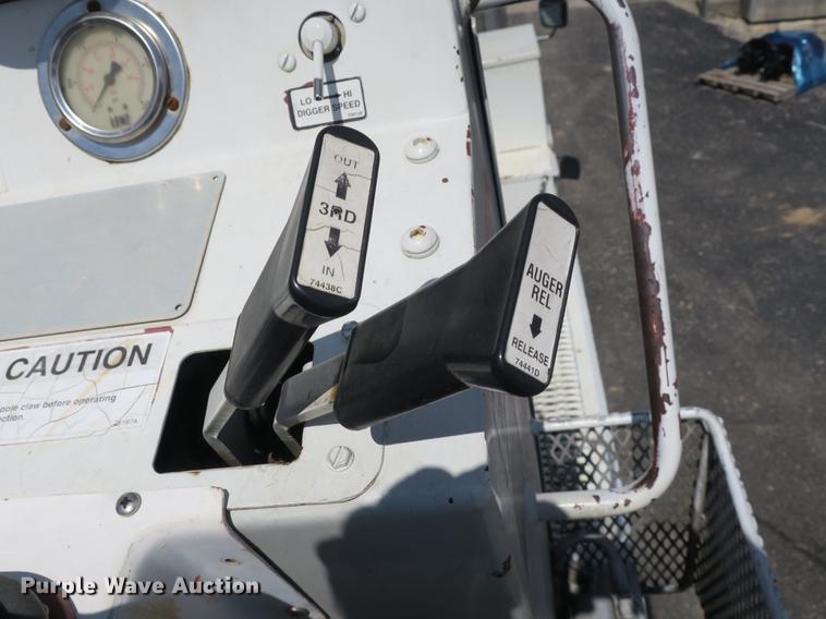 image for item DB8849 2004 International 7400 digger derrick truck