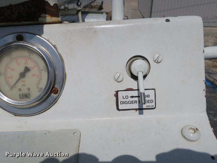 image for item DB8849 2004 International 7400 digger derrick truck