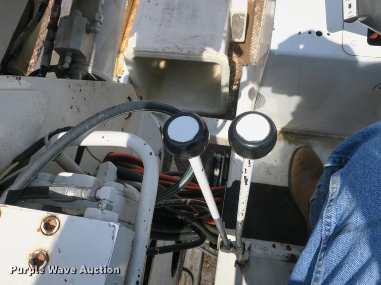 image for item DB8849 2004 International 7400 digger derrick truck