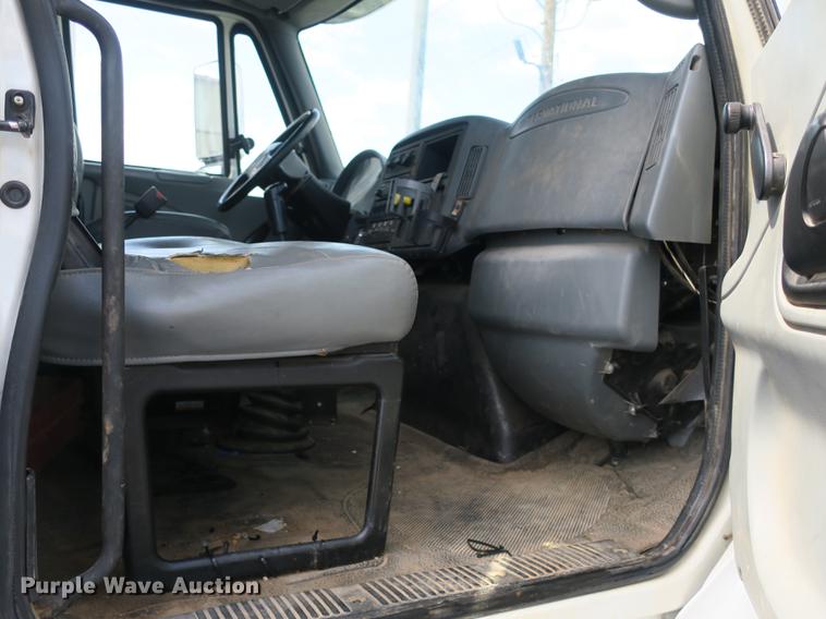 image for item DB8849 2004 International 7400 digger derrick truck