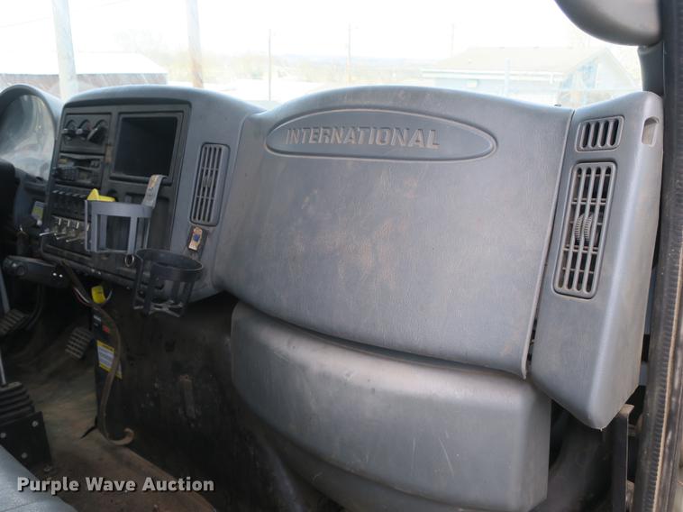 image for item DB8849 2004 International 7400 digger derrick truck