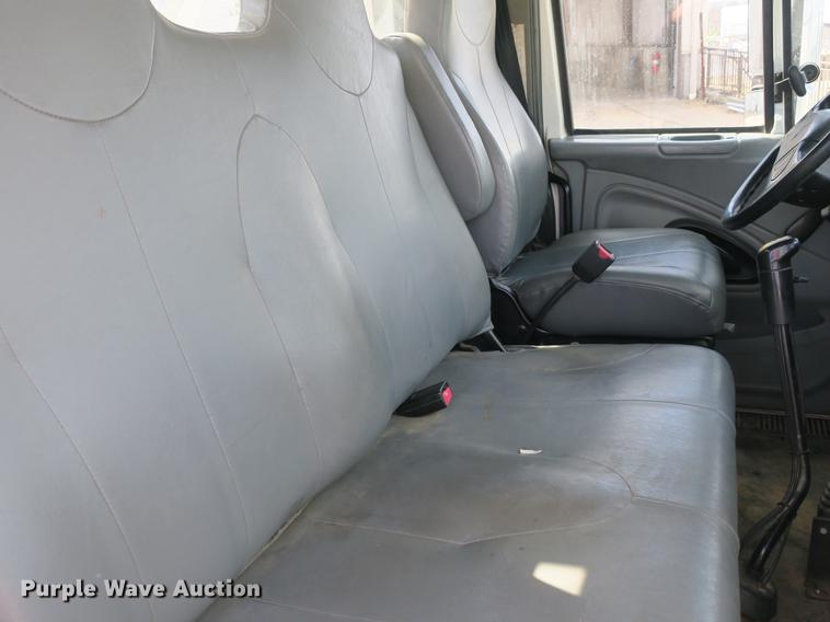 image for item DB8849 2004 International 7400 digger derrick truck