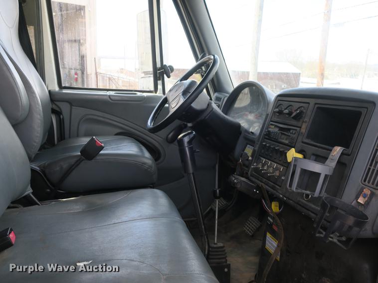 image for item DB8849 2004 International 7400 digger derrick truck