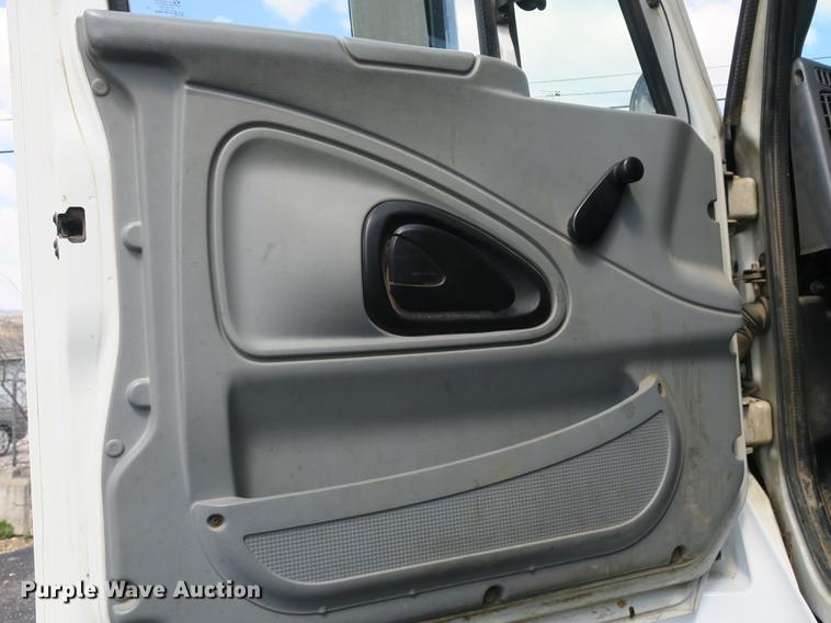 image for item DB8849 2004 International 7400 digger derrick truck