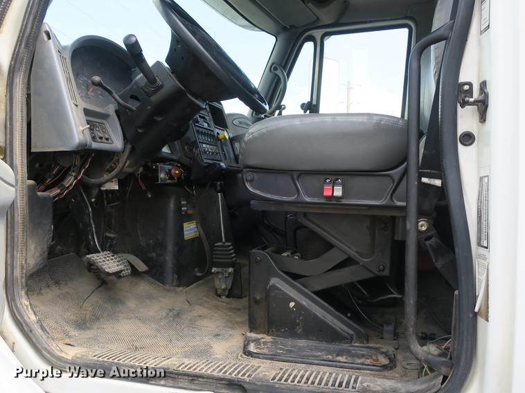 image for item DB8849 2004 International 7400 digger derrick truck