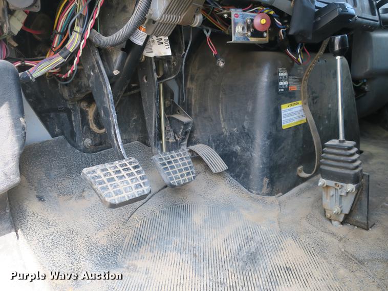 image for item DB8849 2004 International 7400 digger derrick truck