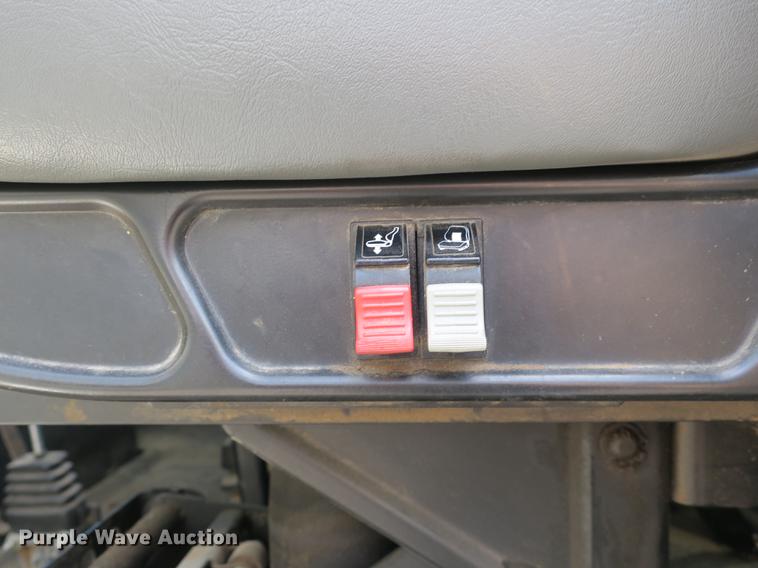 image for item DB8849 2004 International 7400 digger derrick truck