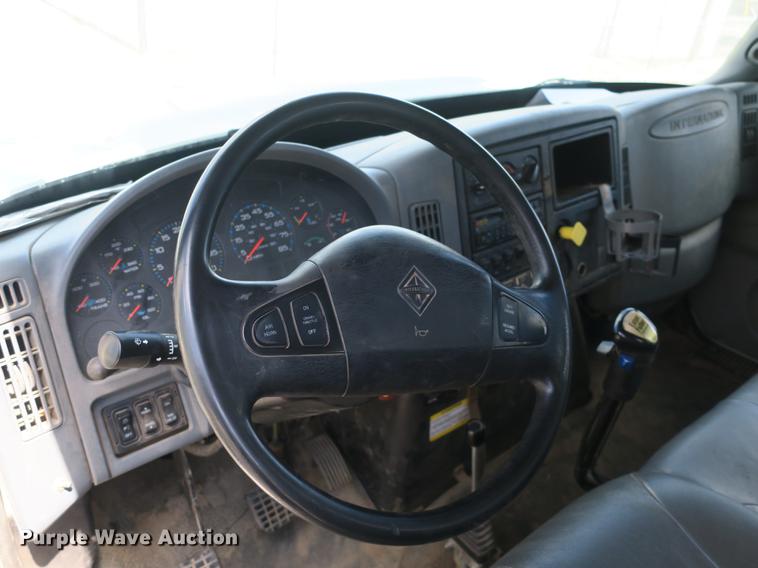 image for item DB8849 2004 International 7400 digger derrick truck