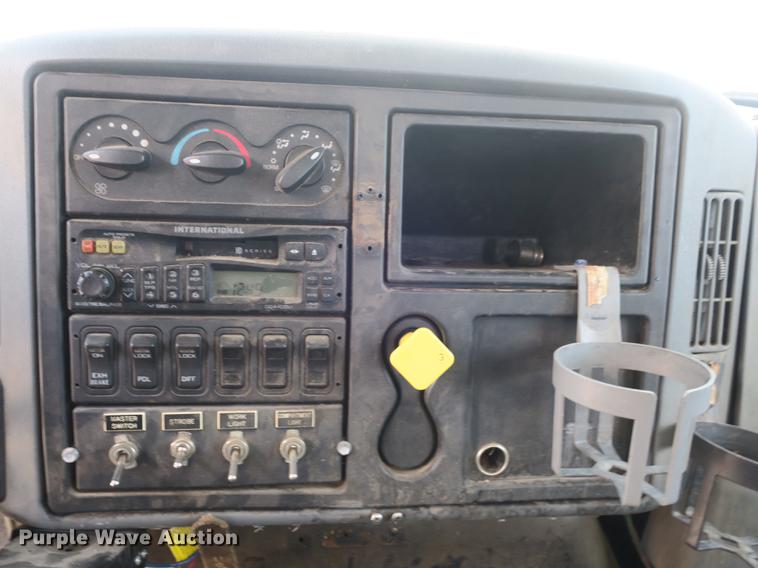 image for item DB8849 2004 International 7400 digger derrick truck