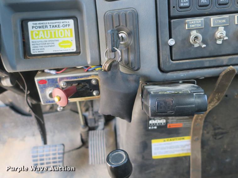 image for item DB8849 2004 International 7400 digger derrick truck