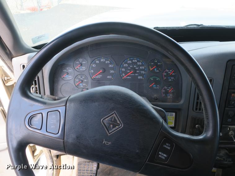 image for item DB8849 2004 International 7400 digger derrick truck