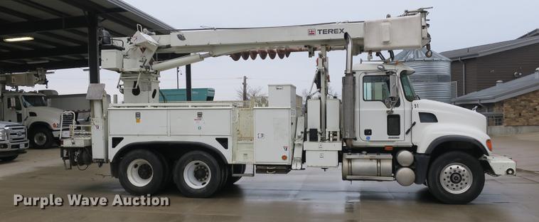 image for item DB8871 2007 Mack Granite CV713 bucket truck