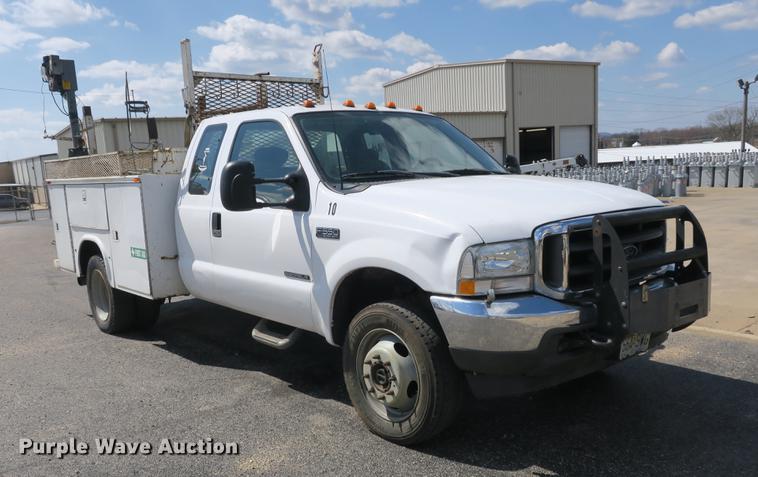 image for item DB8872 2002 Ford F550 Super Duty SuperCab utility truck with crane