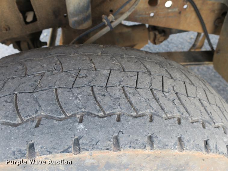 image for item DB8872 2002 Ford F550 Super Duty SuperCab utility truck with crane