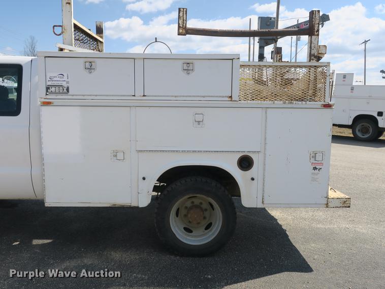 image for item DB8872 2002 Ford F550 Super Duty SuperCab utility truck with crane