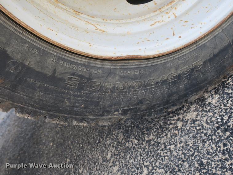 image for item DB8872 2002 Ford F550 Super Duty SuperCab utility truck with crane