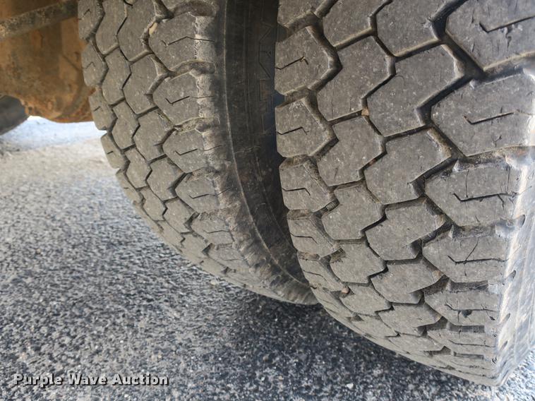 image for item DB8872 2002 Ford F550 Super Duty SuperCab utility truck with crane