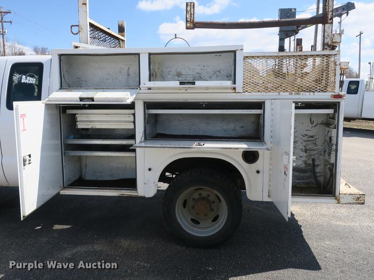 image for item DB8872 2002 Ford F550 Super Duty SuperCab utility truck with crane