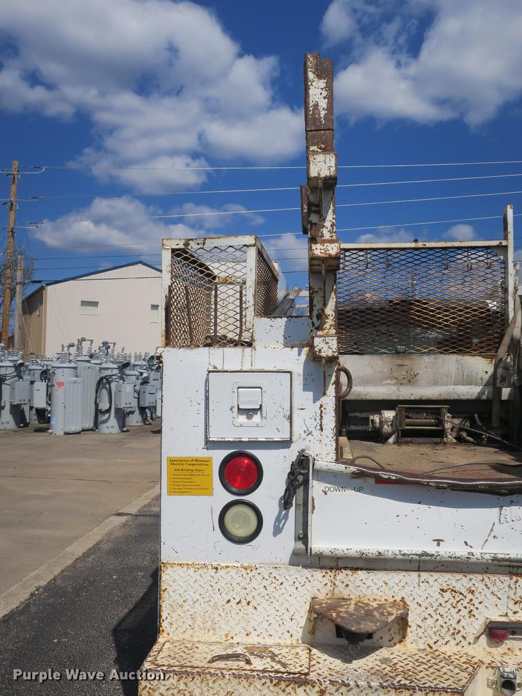 image for item DB8872 2002 Ford F550 Super Duty SuperCab utility truck with crane