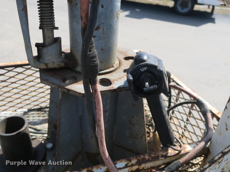 image for item DB8872 2002 Ford F550 Super Duty SuperCab utility truck with crane