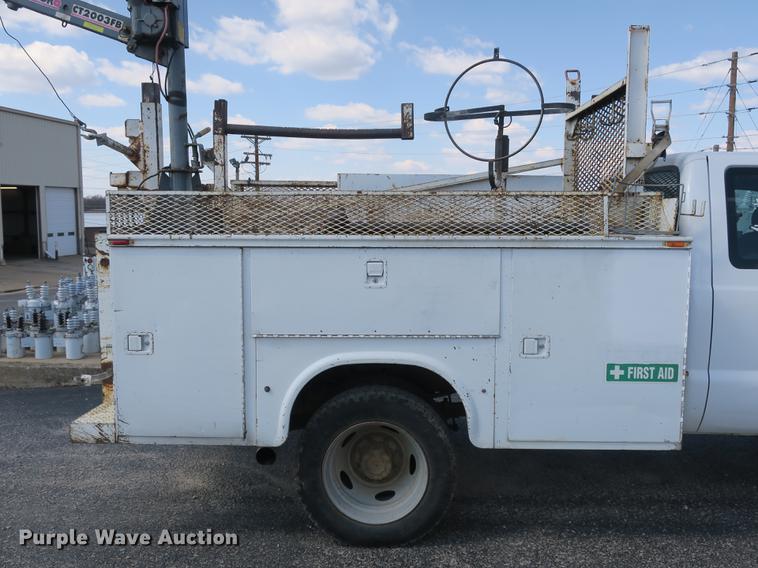 image for item DB8872 2002 Ford F550 Super Duty SuperCab utility truck with crane