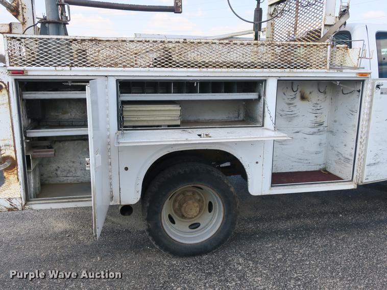 image for item DB8872 2002 Ford F550 Super Duty SuperCab utility truck with crane