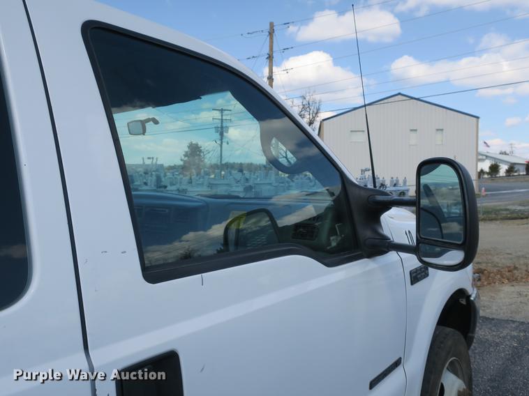 image for item DB8872 2002 Ford F550 Super Duty SuperCab utility truck with crane