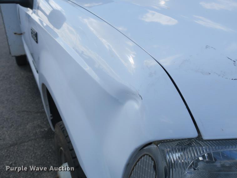 image for item DB8872 2002 Ford F550 Super Duty SuperCab utility truck with crane