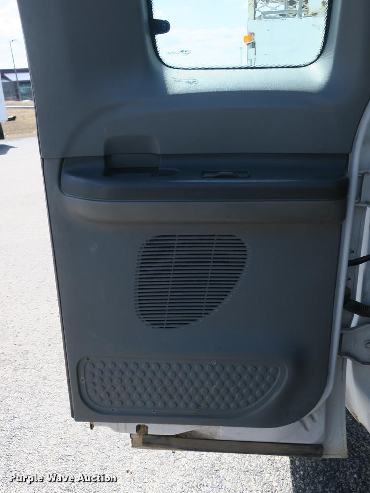 image for item DB8872 2002 Ford F550 Super Duty SuperCab utility truck with crane