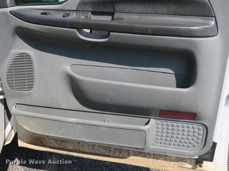 image for item DB8872 2002 Ford F550 Super Duty SuperCab utility truck with crane