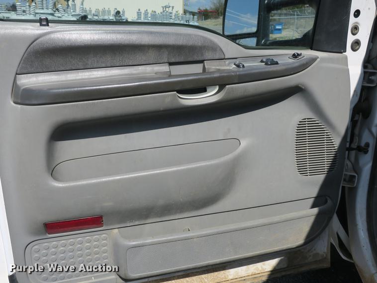 image for item DB8872 2002 Ford F550 Super Duty SuperCab utility truck with crane