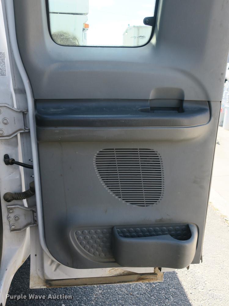 image for item DB8872 2002 Ford F550 Super Duty SuperCab utility truck with crane