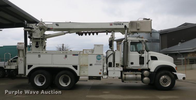 image for item DB8873 2007 Mack Granite CV713 digger derrick truck