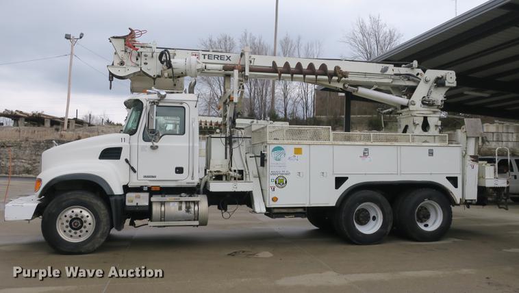 image for item DB8873 2007 Mack Granite CV713 digger derrick truck