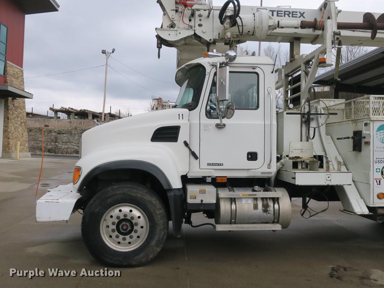 image for item DB8873 2007 Mack Granite CV713 digger derrick truck