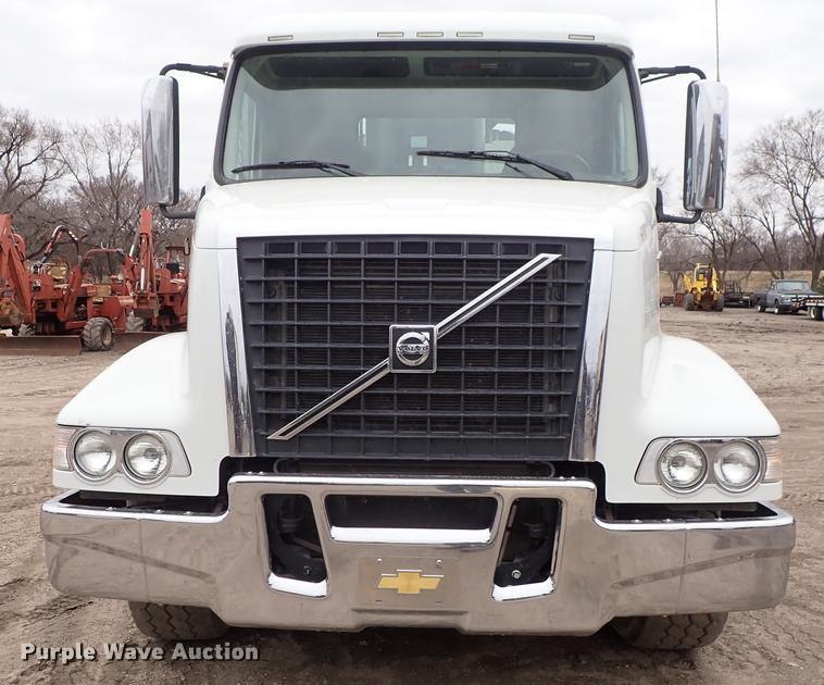 image for item DC1346 2012 Volvo VHD hydrovac truck