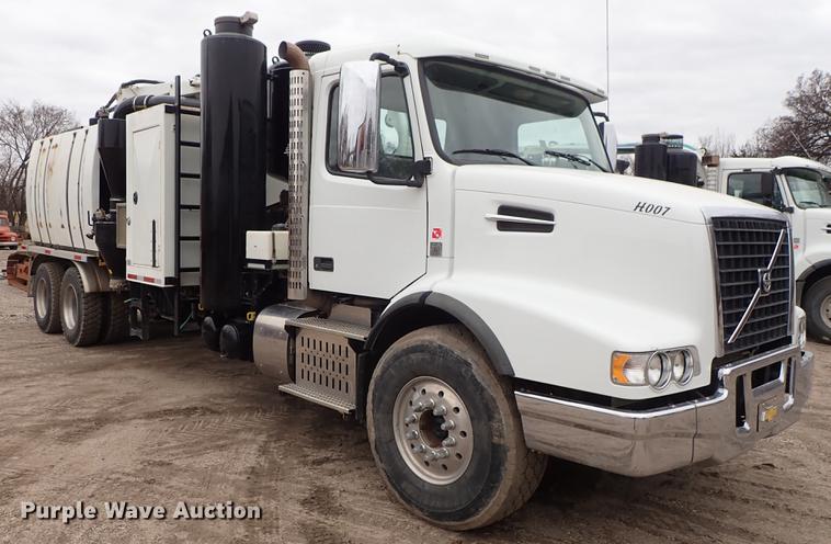 image for item DC1346 2012 Volvo VHD hydrovac truck