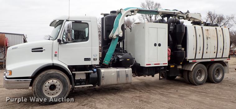 image for item DC1346 2012 Volvo VHD hydrovac truck
