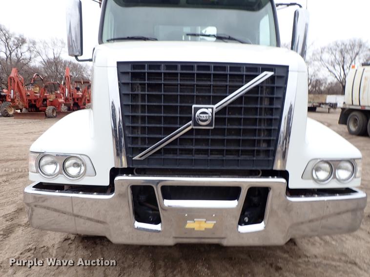 image for item DC1346 2012 Volvo VHD hydrovac truck